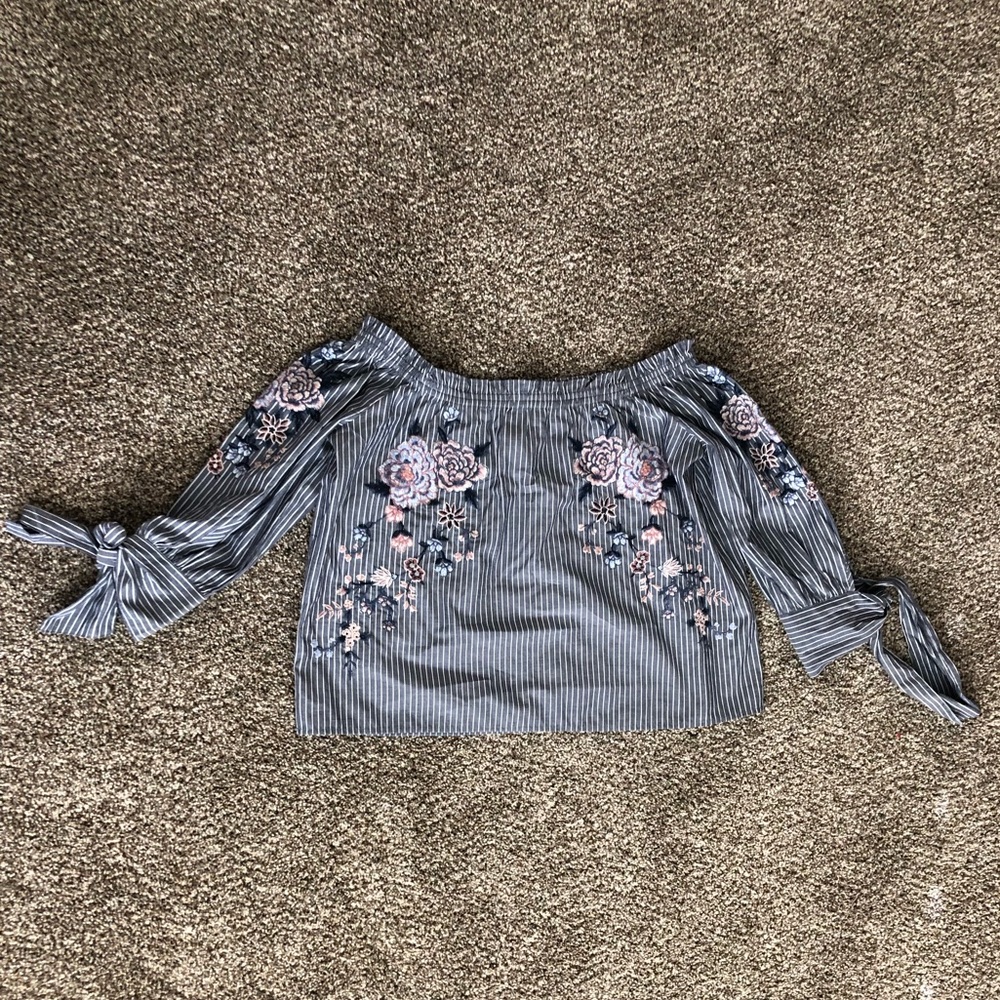 American Eagle off the shoulder quarter sleeve top